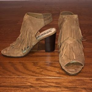 Fringe Tan chunky heel booties!